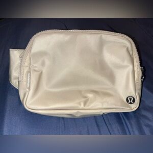 🍋 EUC Lululemon Everywhere Belt Bag 2L - Trench (?)